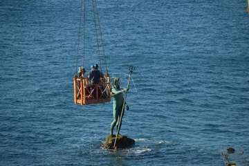 Una grúa de 80 metros trabaja en la reparación del Neptuno en Melenara/TA.
